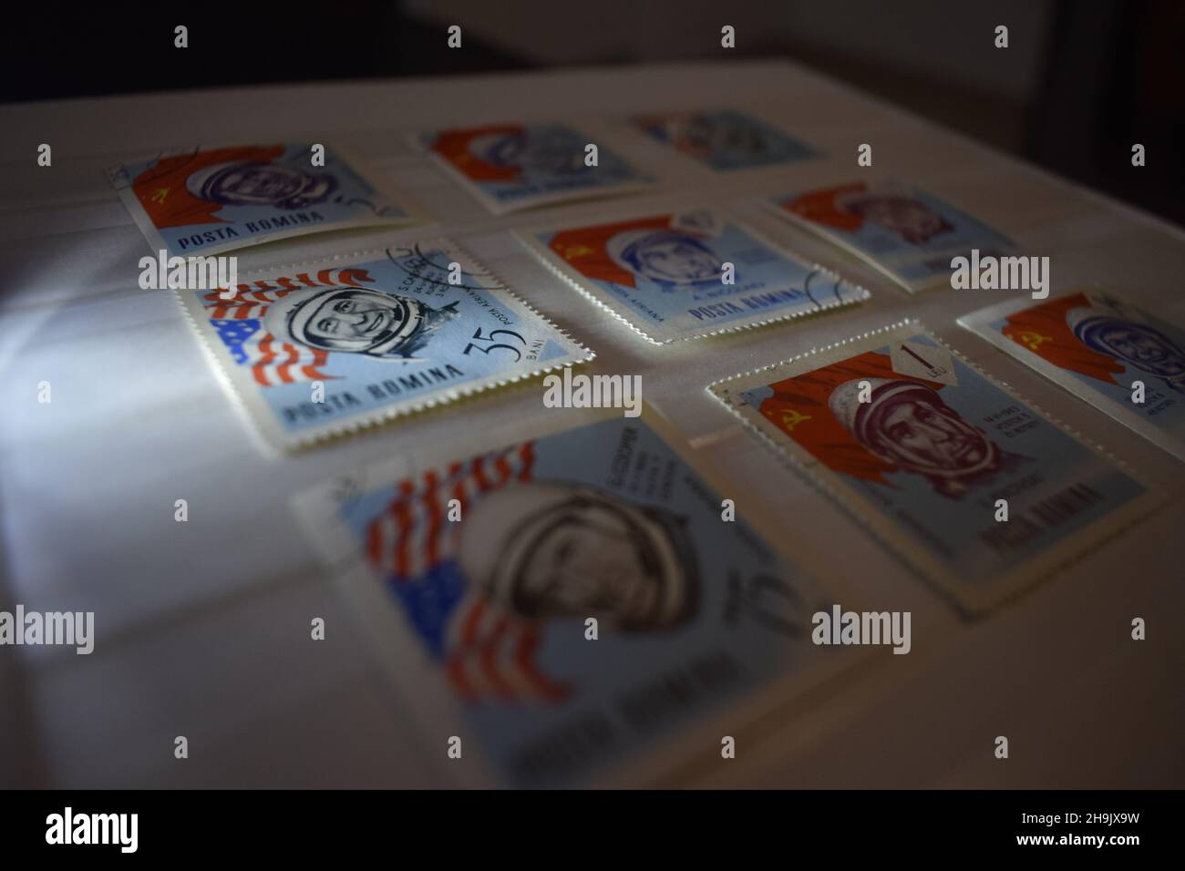 Rumänische Briefmarke, Eroberung des Weltraums, 1961-1963, sowjetische und amerikanische Kosmonauten, Set von 9, Flugdetails, Flaggen USSR Stockfoto