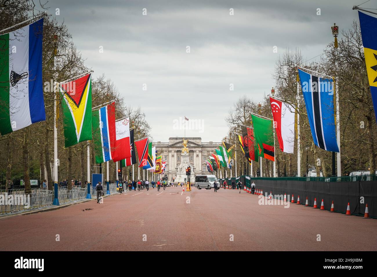 Die Mall im Zentrum von London ist geschlossen und mit Nationalflaggen gesäumt, um die Ankunft der Führer für das Treffen der Regierungschefs des Commonwealth 2018 und den London-Marathon vorzubereiten. Fotodatum: Dienstag, 17. April 2018. Bildnachweis sollte lauten: Richard Gray/EMPICS Stockfoto