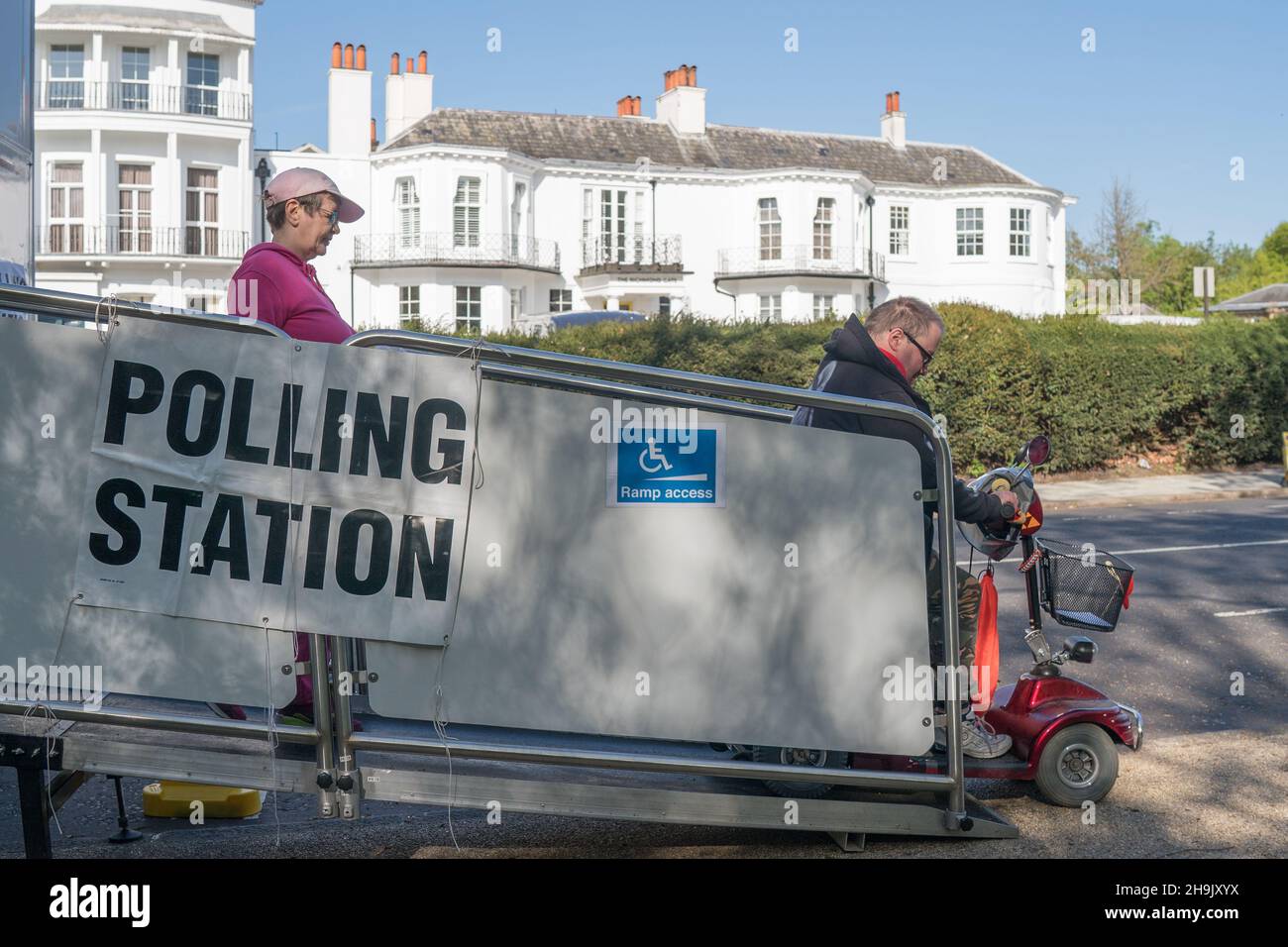 Ein Wähler verlässt ein Wahllokal, nachdem er im entscheidenden Stadtteil Richmond im Südwesten Londons, dem Sitz von Vince Cable, seine Stimme abgegeben hat und wo die Liberaldemokraten auf Gewinne hoffen. Fotodatum: Donnerstag, 3. Mai 2018. Bildnachweis sollte lauten: Richard Gray/EMPICS Stockfoto