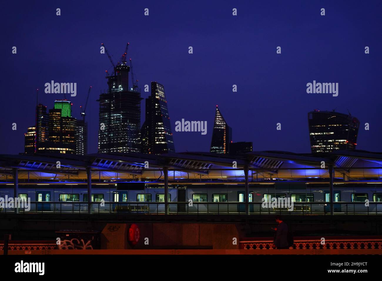 Ein Blick auf die City of London bei Nacht, von der Blackfriars Bridge. Fototermin: Mittwoch, 4. Juli 2018. Bildnachweis sollte lauten: Richard Gray/EMPICS Stockfoto