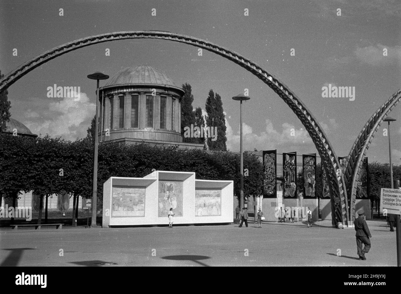 Wroc³aw, 1948-08. Wystawê Ziem Odzyskanych, podczas jej trwania od 21,07 do 31.10.1948 roku, zwiedzi³o Ponad 1,5 mln osób, w tym grupy zorganizowane. WZO by³a cyklem propagandowych wystaw i imprez prezentuj¹cych osi¹gniêcia Polski w odbudowie ziem uzyskanych przez RP po II wojnie œwiatowej. NZ. dzie³a malarzy polskich przed wejœciem do Pawilonu Czterech Kopu³: Obrazy malowane na szkle (P) autorstwa Henryka Sta¿ewskiego i Bohdana Urbanowicza, tryptyk autorstwa Jana Cybisa i Jerzego Wolffa; na pierwszym planie jeden z tranyzech ³uków Pempel Stanis³aw Dok³adny dzieñ Stockfoto