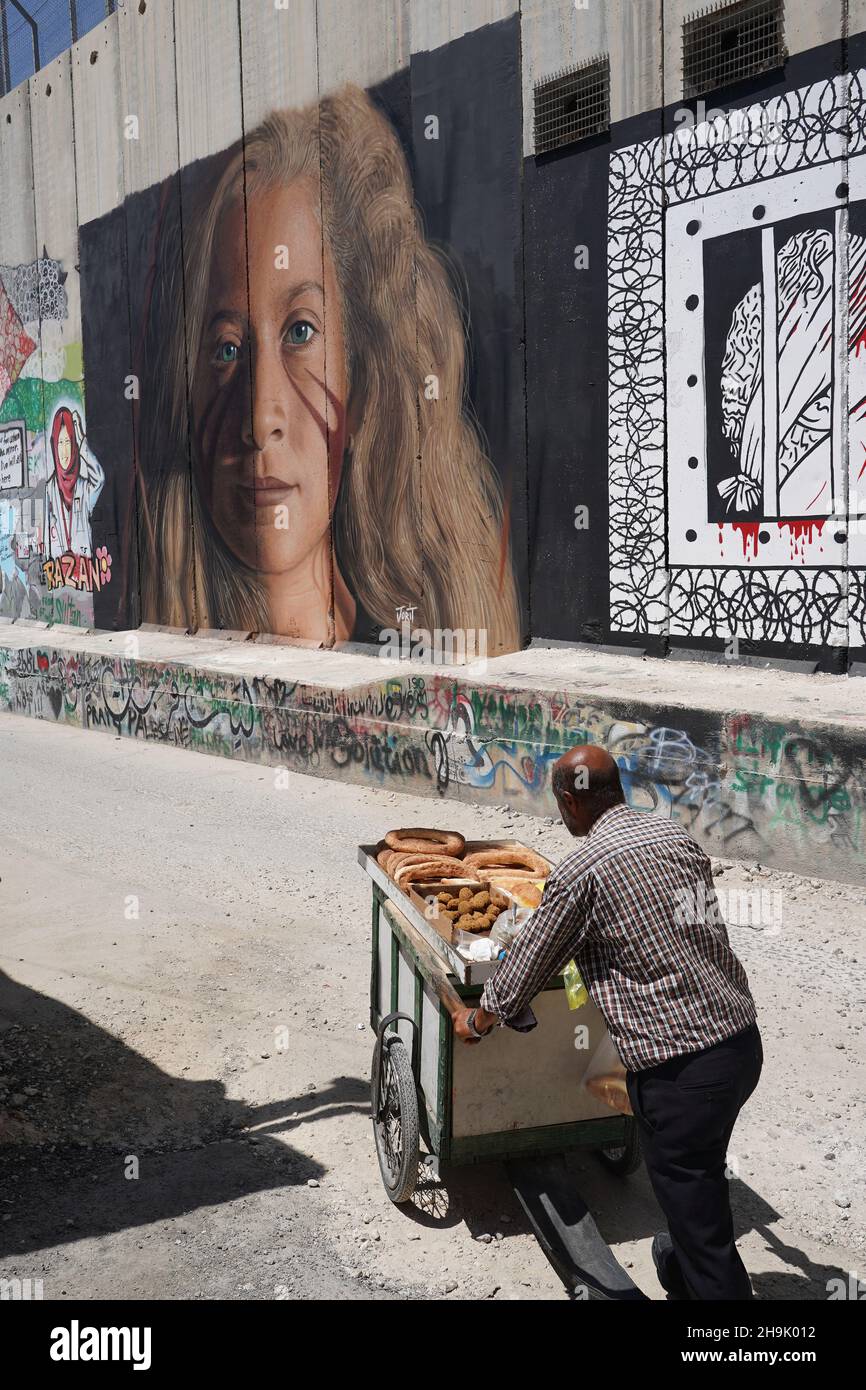 Graffiti mit dem palästinensischen Aktivisten Ahed Tamimi an der Trennungsmauer in Bethlehem. Aus einer Serie von Reisefotos, die in Jerusalem und in der Nähe aufgenommen wurden. Fototermin: Mittwoch, 1. August 2018. Bildnachweis sollte lauten: Richard Gray/EMPICS Stockfoto