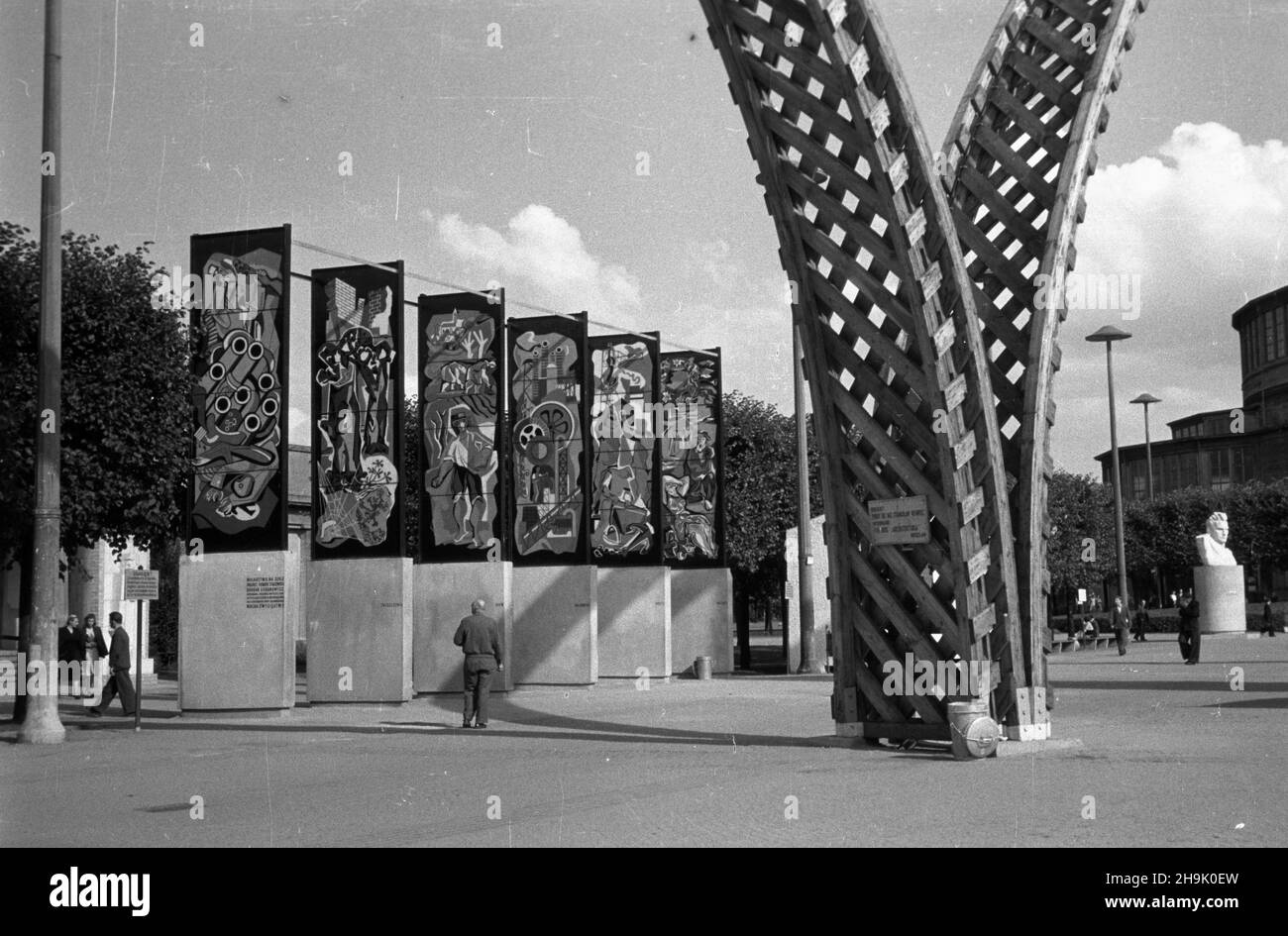 Wroc³aw, 1948-08. Wystawê Ziem Odzyskanych, podczas jej trwania od 21,07 do 31.10.1948 roku, zwiedzi³o Ponad 1,5 mln osób, w tym grupy zorganizowane. WZO by³a cyklem propagandowych wystaw i imprez prezentuj¹cych osi¹gniêcia Polski w odbudowie ziem uzyskanych przez RP po II wojnie œwiatowej. NZ. Obrazy malowane na szkle autorstwa Henryka Sta¿ewskiego i Bohdana Urbanowicza przed wejœciem do Pawilonu Czterech Kopu³; na pierwszym planie drewniane ³uki projectu prof. Stanis³awa Hempla. mta PAP Dok³adny dzieñ wydarzenia nieustalony. Breslau, 1948. August. Die Ausstellung der wiedererlangten Territori Stockfoto