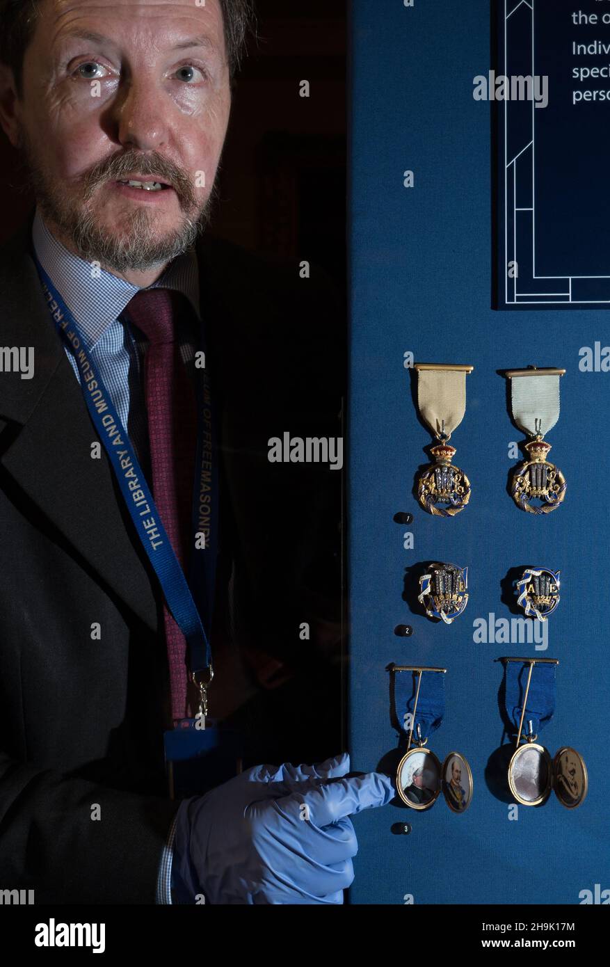 Der Kurator Mark Dennis zeigt Freimaurermedaillen für Mitglieder der königlichen Familie in der demnächst in London stattfindenden Ausstellung Bejeweled: Badges, Brotherhood and Identity, der ersten großen Ausstellung von Freimaurerjuwelen in Großbritannien. Fotodatum: Donnerstag, 20. September 2018. Bildnachweis sollte lauten: Richard Gray/EMPICS Stockfoto