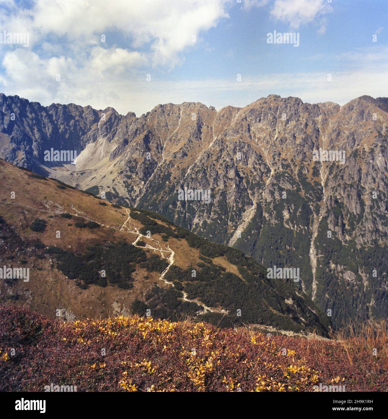 Polska 10,1986. Tatry Wysokie. NZ. na pierwszym planie szlak z Morskiego Oka przez Wolarniê do Doliny Piêciu Stawów Polskich. W g³êbi: prze³êcze i szczyty trasy Orlej Perci, z lewej widoczna Buczynowa Dolinka. msa PAP/Stanis³aw Momot Dok³adny dzieñ wydarzenia nieustalony. Polen Oktober 1986. Die Hohe Tatra. Im Bild: Im Vordergrund eine Route von Morskie Oko durch Wolarnia zum Tal der fünf polnischen Teiche (Dolina Pieciu Stawow Polskich). Im Hintergrund: Die Pässe und Gipfel der Orla PERC Route, links das Buczynowa Tal. msa PAP/Stanislaw Momot sogar Stockfoto