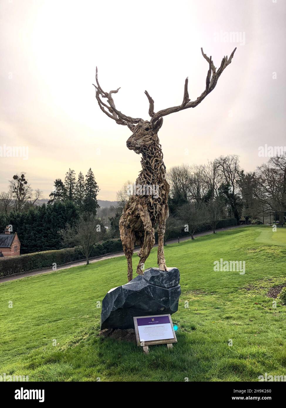 A Survey of Territory, aus einer Sammlung von Skulpturen von James Doran-Webb aus Treibholz, die in den Meeren rund um die Philippinen gefunden wurden und auf dem Harleyford Golf Course in der Nähe von Marlow ausgestellt sind. Fototermin: Freitag, 8. März 2019. Bildnachweis sollte lauten: Richard Gray/EMPICS Stockfoto A Survey of Territory, aus einer Sammlung von Skulpturen von James Doran-Webb aus Treibholz, die in den Meeren rund um die Philippinen gefunden wurden und auf dem Harleyford Golf Course in der Nähe von Marlow ausgestellt sind. Fototermin: Freitag, 8. März 2019. Bildnachweis sollte lauten: Richard Gray/EMPICS Stockfoto
