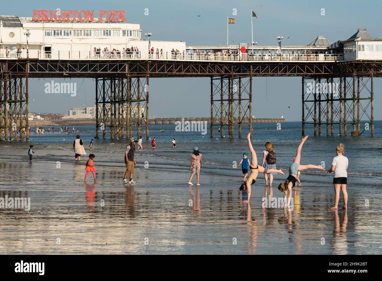 Menschen genießen das ungewöhnlich warme Frühlingswetter am Strand von Brighton am Karfreitag zu Beginn des Osterwochenendes. Fototermin: Freitag, 19. April 2019. Bildnachweis sollte lauten: Richard Gray/EMPICS Stockfoto