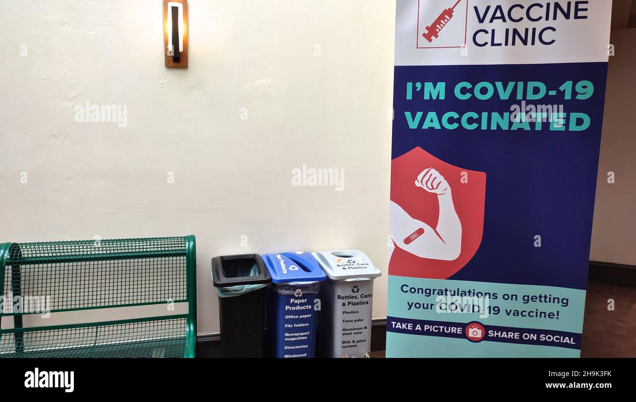 Grafikposter als Hintergrund für ein Foto in den sozialen Medien in einer Covid-19 Impfstoffklinik. Stockfoto