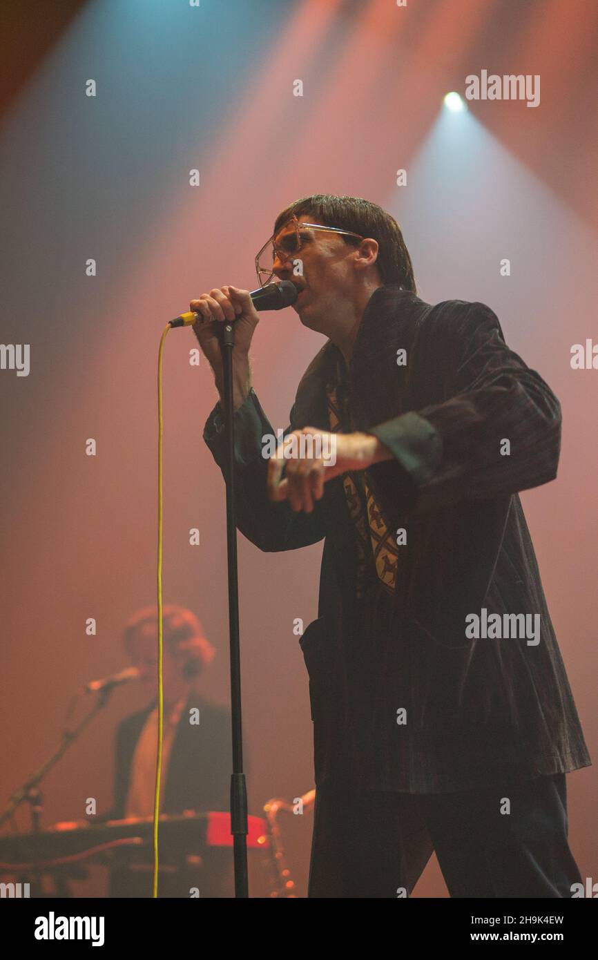 Bradford Cox von Deerhunter spielt live auf der Bühne im Roundhouse in