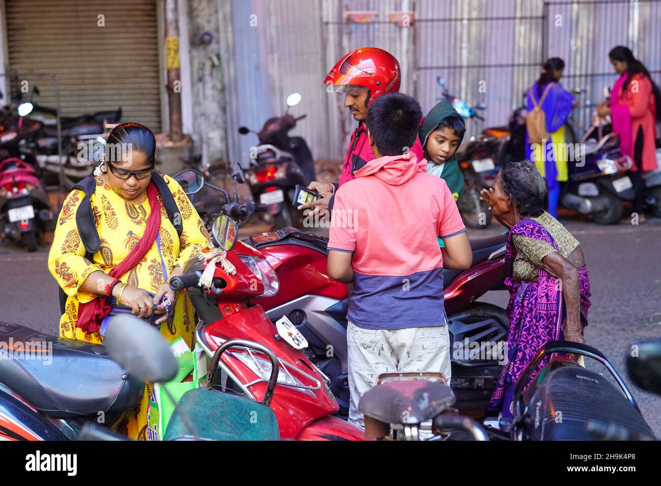 Blick auf Fahrer von Motorrädern und Mopeds bei Nacht in Pondicherry. Aus einer Serie von Reisefotos in Südindien. Fototermin: Mittwoch, 8. Januar 2020. Bildnachweis sollte lauten: Richard Gray/EMPICS Stockfoto