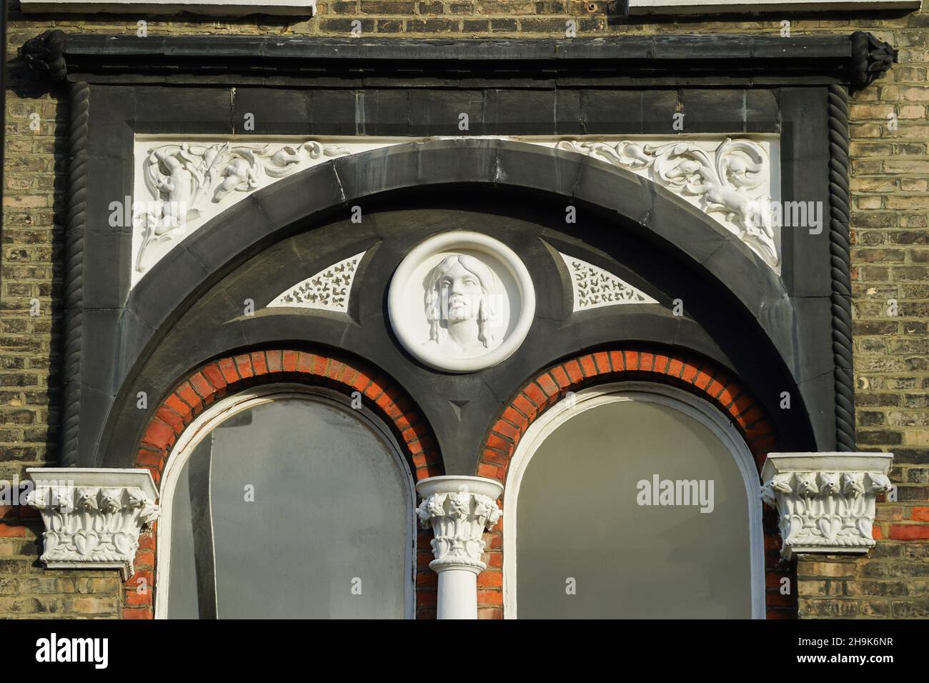 Ein dekoratives, skulptures Gesicht auf einem Gebäude an der Randolph Avenue in Maida, London. Fototermin: Mittwoch, 6. Januar 2021. Bildnachweis sollte lauten: Richard Gray/EMPICS Stockfoto