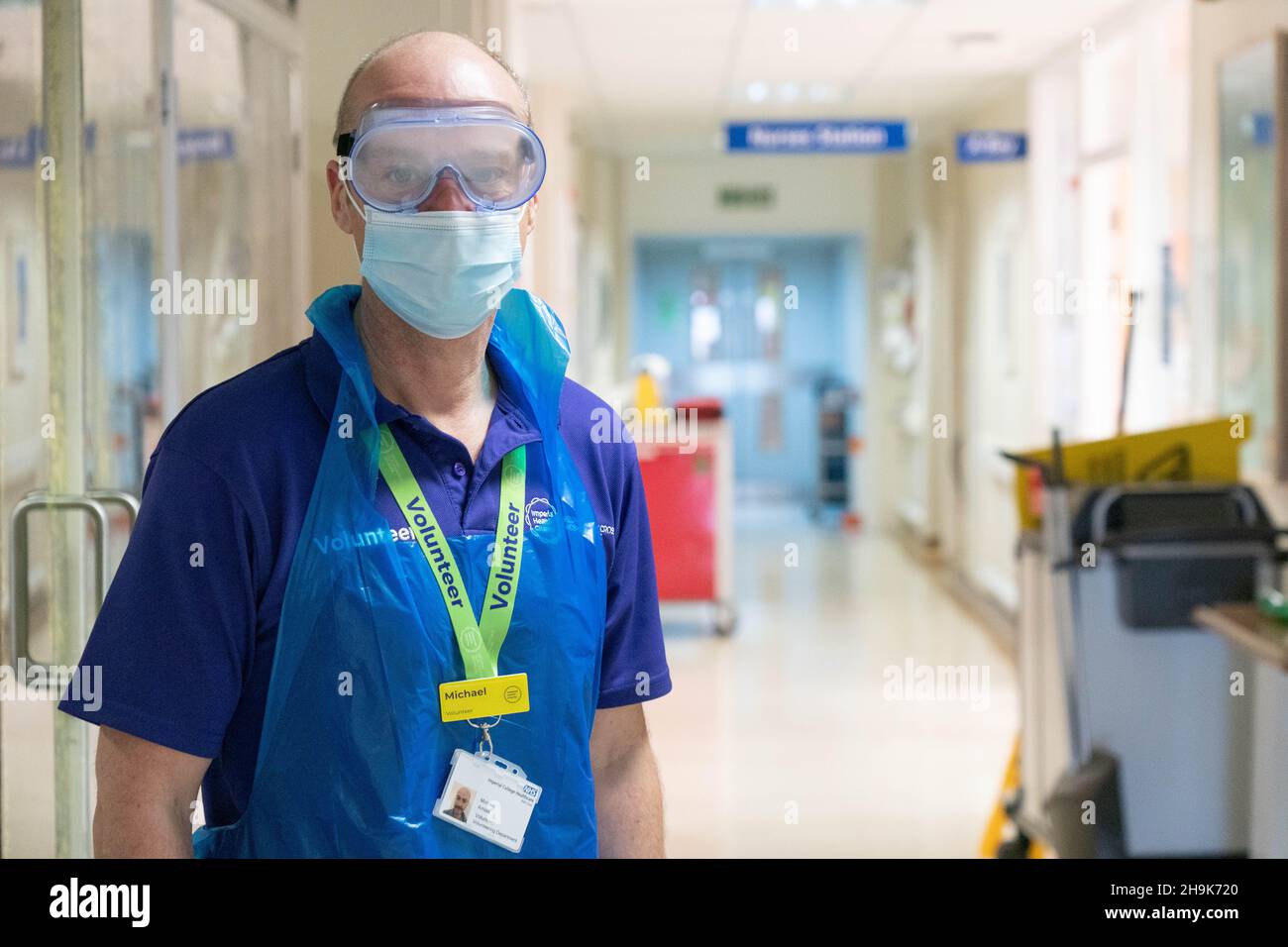 Michael amiss, Freiwilliger der kaiserlichen Wohltätigkeitsorganisation auf einer Station im Krankenhaus Charing Cross im Rahmen der charityÕs covid-Krisenreaktion. Fototermin: Mittwoch, 17. März 2021. Bildnachweis sollte lauten: Richard Gray/EMPICS Stockfoto