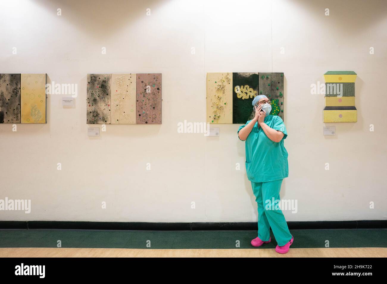 Ein NHS-Mitarbeiter im Foyer des Krankenhauses Charing Cross im Rahmen der charityÕs covid-Krisenreaktion. Fototermin: Mittwoch, 17. März 2021. Bildnachweis sollte lauten: Richard Gray/EMPICS Stockfoto