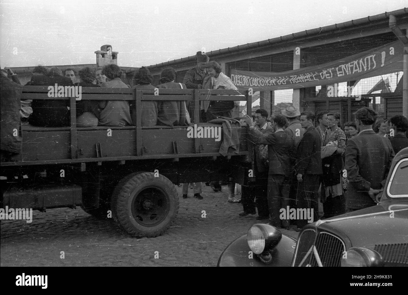 Warszawa, 1948-08-06. W dniach 8-14 sierpnia odbywa³a siê Miêdzynarodowa Conferencja M³odzie¿y Pracuj¹cej. Wziê³o w niej udzia³ prawie 500 goœci z zagranicy. NZ. Zagraniczni delegaci odje¿d¿aj¹ spod Dworca G³ównego. pw PAP Warschau, 6. August 1948. Vom 8. Bis 14. August fand die Internationale Konferenz der arbeitenden Jugend statt. An der Veranstaltung nahmen rund 500 ausländische Gäste Teil.Bild: Ausländische Delegierte, die vom Hauptbahnhof abreisten. pw PAP Stockfoto