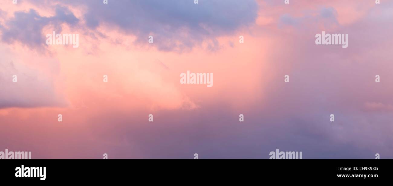 Dramatischer Himmel bei Sonnenuntergang mit Regenwolken vor Sturm oder Donner. Ideal für eine Hintergrundszene Stockfoto