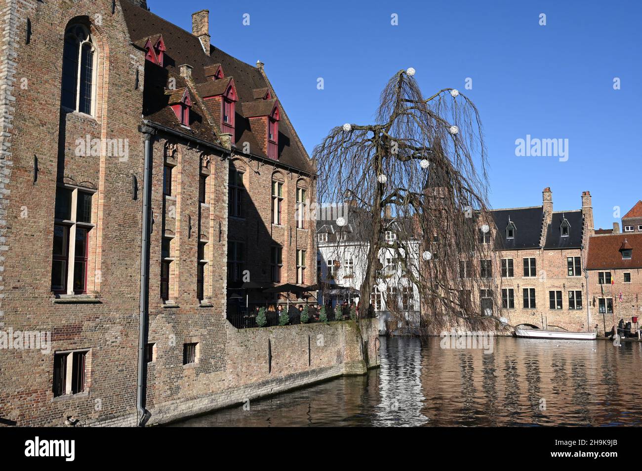 Malerische alte Stadthäuser im mittelalterlichen Brügge Stockfoto