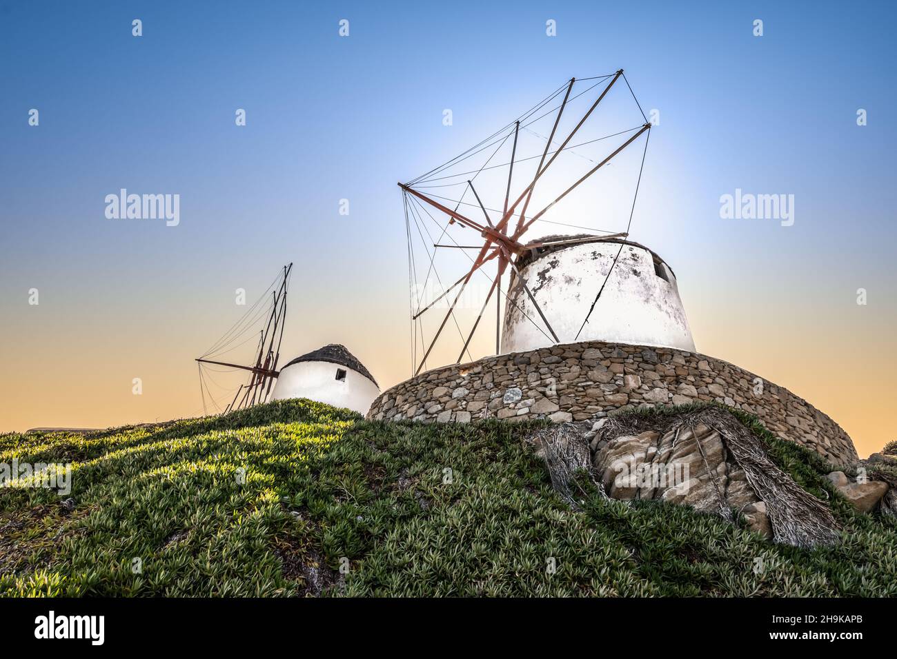 Windmühlen bei Sonnenuntergang auf Mykonos Island, Griechenland. Stockfoto