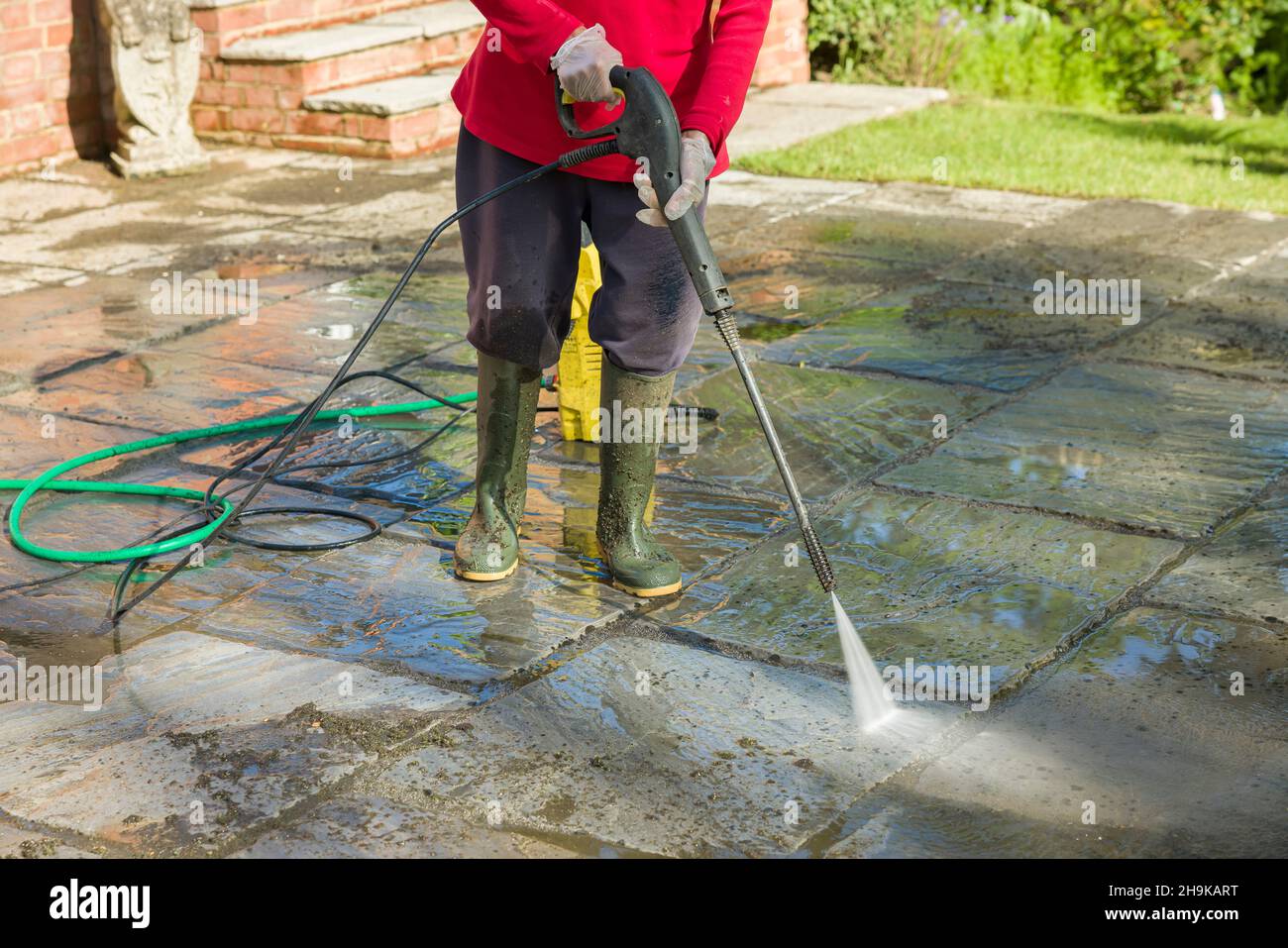 Jet Washing, Druckwäsche oder Reinigung einer Gartenterrasse mit Jet Wash, Großbritannien Stockfoto