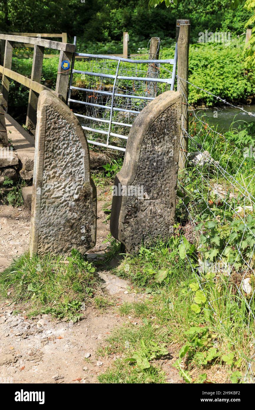 Ein alter Stein "Pinch" Stil in Beresford Dale an der Staffordshire, Derbyshire Grenze, Peak District National Park, England, Großbritannien Stockfoto