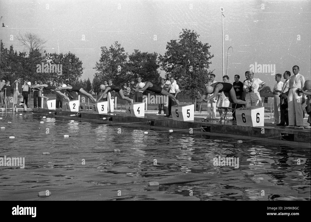 Wroc³aw, 1948-08-14. OD 14 do 16 sierpnia 1948 roku na odkrytych basenach Stadionu Olimpijskiego rozegrano trzecie po wojnie mistrzostwa Polski w p³ywaniu. Startowali mê¿czyŸni i koberühmt w klasie mistrzowskiej oraz w klasie i; rozegrano te¿ zawody w skokach z trampoliny i z wie¿y. Najlepszymi zawodnikami mistrzostw byli: Bemówna i Janasówna (wœród kobiet) oraz Ramola i Szo³tysek (wœród mê¿czyzn). W punktacji klubowej zwyciê¿y³a Polonia Bytom przed Piastem Gliwice i BBTS Bielsko. mta PAP Breslau, 14. August 1948. Die 3rd nach dem Krieg Polens Schwimmmeisterschaft wurde bei der Olympischen Spiele statt Stockfoto