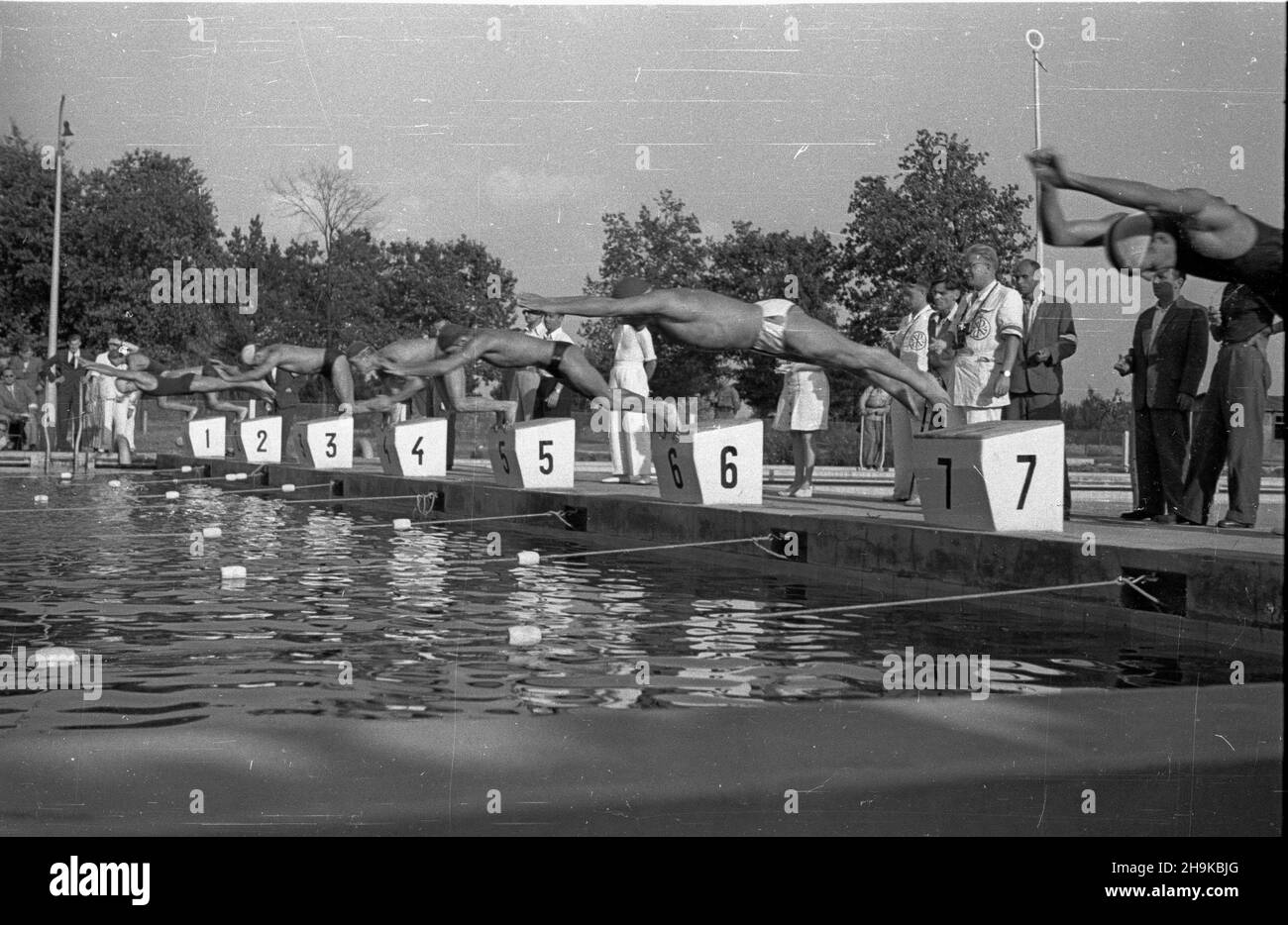 Wroc³aw, 1948-08-14. OD 14 do 16 sierpnia 1948 roku na odkrytych basenach Stadionu Olimpijskiego rozegrano trzecie po wojnie mistrzostwa Polski w p³ywaniu. Startowali mê¿czyŸni i koberühmt w klasie mistrzowskiej oraz w klasie i; rozegrano te¿ zawody w skokach z trampoliny i z wie¿y. Najlepszymi zawodnikami mistrzostw byli: Bemówna i Janasówna (wœród kobiet) oraz Ramola i Szo³tysek (wœród mê¿czyzn). W punktacji klubowej zwyciê¿y³a Polonia Bytom przed Piastem Gliwice i BBTS Bielsko. mta PAP Breslau, 14. August 1948. Die 3rd nach dem Krieg Polens Schwimmmeisterschaft wurde bei der Olympischen Spiele statt Stockfoto