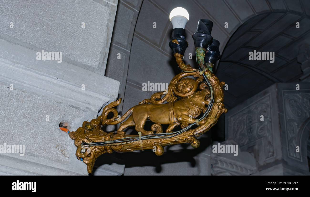 Nahaufnahme einer in Gold gemalten, löwenförmigen Laterne, die im Mausoleum Marasesti gefunden wurde Stockfoto