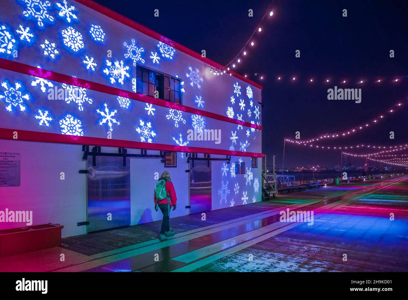 Snowflake Lights, Burrard Dry Dock Pier, Shipyards District, North Vancouver, British Columbia, Kanada Stockfoto