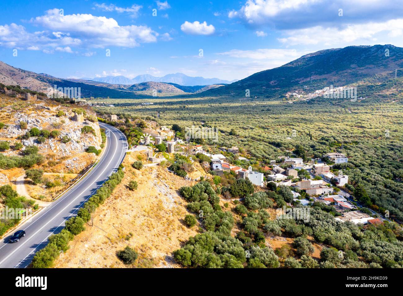 Alte Windmühlen im Dorf Nikithianos, Ostkreta, Griechenland Stockfoto