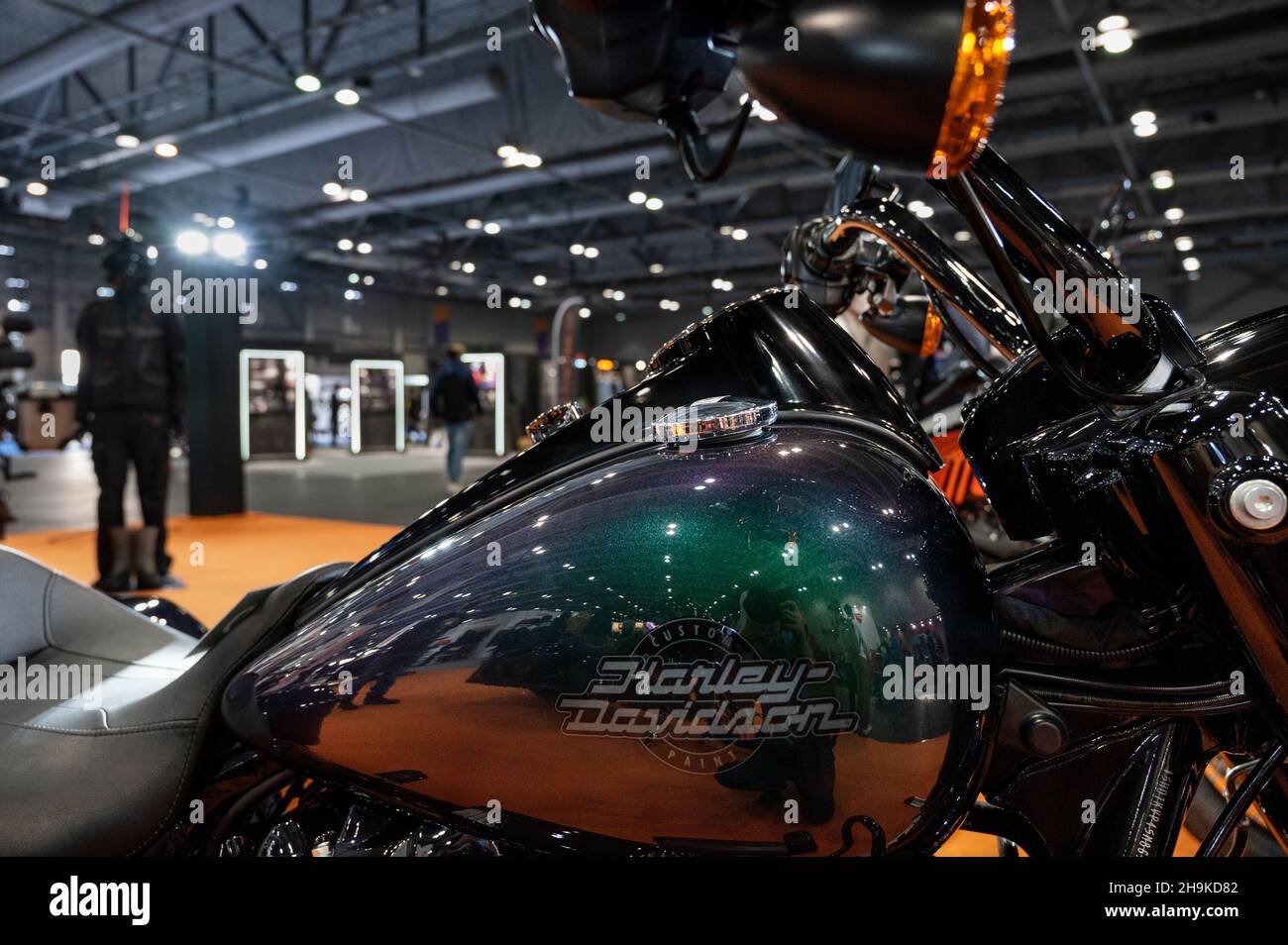 Der amerikanische Motorradhersteller Harley-Davidson Motorrad und das Logo auf dem Firmenstand während der International Motor Expo (IMXHK), auf der thermische und elektrische Autos und Motorräder in Hongkong vorgestellt werden. (Foto von Budrul Chukrut / SOPA Images/Sipa USA) Stockfoto
