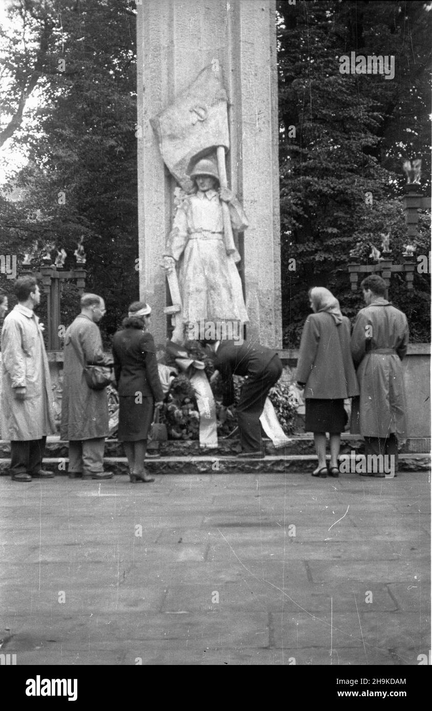 Kraków, 1948-08-17. Wizyta przedstawicieli Œwiatowej Federacji M³odzie¿y Demokratycznej (World Federation of Democratic Youth). NZ. Delegaci sk³adaj¹ wieniec pod pomnikiem Bohaterów Armii Radzieckiej na Plantach. ka PAP Krakau, 17. August 1948. Besuch von Vertretern der Weltföderation der Demokratischen Jugend. Im Bild: Delegierte legen einen Kranz am Denkmal für Helden der sowjetischen Armee im grünen Gürtel von Planty ab. ka PAP Stockfoto