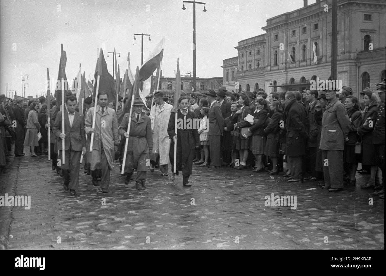 Kraków, 1948-08-17. Wizyta przedstawicieli Œwiatowej Federacji M³odzie¿y Demokratycznej (World Federation of Democratic Youth). NZ. Delegaci przed budynkiem dworca Kraków G³ówny. ka PAP Krakau, 17. August 1948. Besuch von Vertretern der Weltföderation der Demokratischen Jugend. Im Bild: Delegierte vor dem Hauptbahnhof. ka PAP Stockfoto