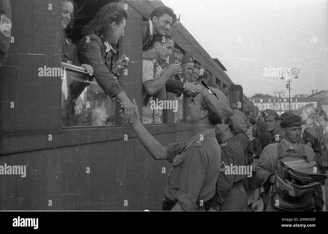 Warszawa, 1948-08-17. Dworzec G³ówny. Po¿egnanie brygad pracy z Norwegii, Danii i Wêgier, które bra³y udzia³ w odgruzowywaniu stolicy. NZ. Junacy w drodze do Wroc³awia na Wystawê Ziem Odzyskanych. ka PAP Warschau, 17. August 1948. Traugutta Park. Auf Wiedersehen sagte zu Mitgliedern der Brigade aus Norwegen, Dänemark und Ungarn, die dabei halfen, Schutt in Warschau zu entfernen. Im Bild: Mitglieder der Arbeitsbrigade auf dem Weg nach Breslau, um die Ausstellung der wiedergewonnenen Gebiete zu besuchen. ka PAP Warschau, 17. August 1948. Traugutta Park. Abschiedszeremonie für Mitglieder der Arbeitsbrigade aus Norwegen, Dänemark und Ungarn, die er Stockfoto