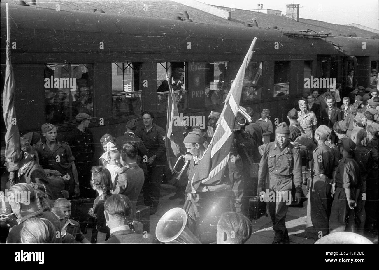 Warszawa, 1948-08-17. Dworzec G³ówny. Po¿egnanie brygad pracy z Norwegii, Danii i Wêgier, które bra³y udzia³ w odgruzowywaniu stolicy. NZ. Junacy na Dworcu G³ównym w drodze do Wroc³awia na Wystawê Ziem Odzyskanych. ka PAP Warschau, 17. August 1948. Hauptbahnhof. Auf Wiedersehen sagte zu Mitgliedern der Brigade aus Norwegen, Dänemark und Ungarn, die dabei halfen, Schutt in Warschau zu entfernen. Im Bild: Mitglieder der Arbeitsbrigade am Hauptbahnhof auf dem Weg nach Breslau, um die Ausstellung der wiedergewonnenen Gebiete zu besuchen. ka PAP Stockfoto