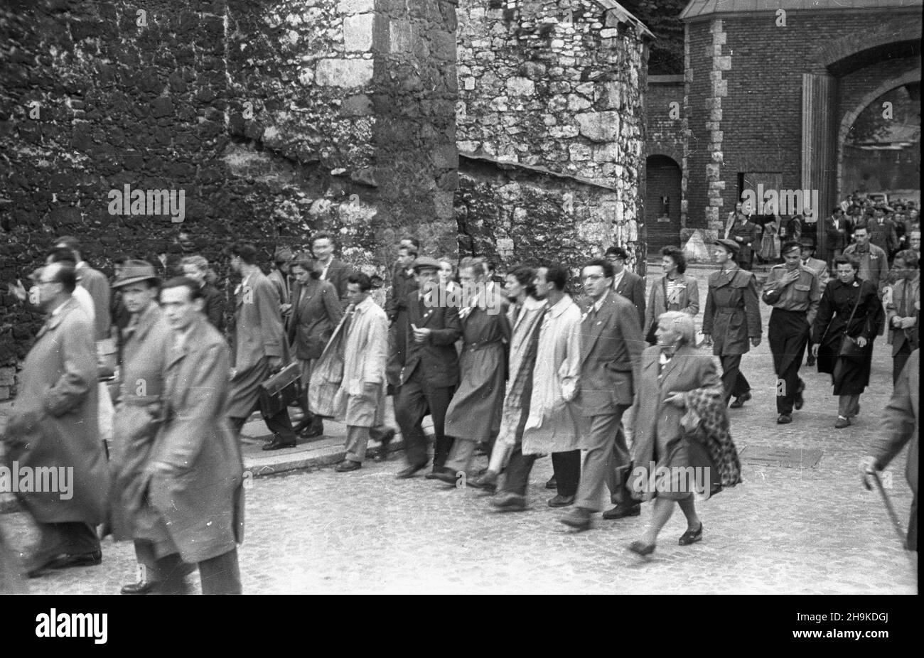 Kraków, 1948-08-17. Wizyta przedstawicieli Œwiatowej Federacji M³odzie¿y Demokratycznej (World Federation of Democratic Youth). NZ. Delegaci przechodz¹ pod Bram¹ Bernardyñsk¹, zbudowan¹ przez Niemców w 1940 r. w miejscu starszej, austriackiej z 1853 r. ka PAP Krakau, 17. August 1948. Der Besuch von Vertretern der Weltföderation der Demokratischen Jugend. Im Bild: Die Delegierten passieren das Bernardynska-Tor, das 1940 von Deutschen an der Stelle des älteren, 1853 von Österreichern erbauten Tores errichtet wurde. ka PAP Stockfoto