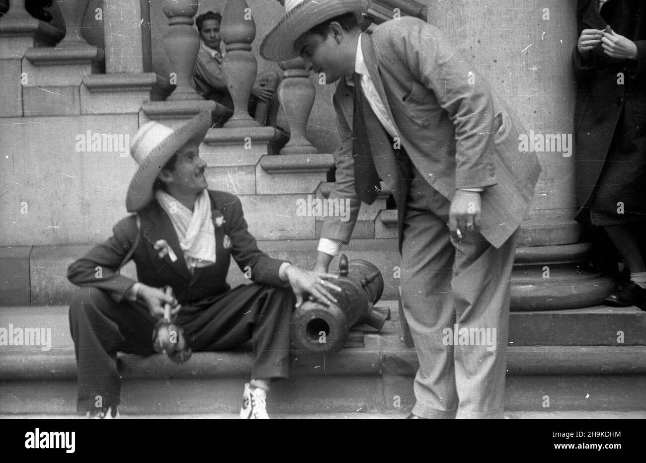 Kraków, 1948-08-17. Wizyta przedstawicieli Œwiatowej Federacji M³odzie¿y Demokratycznej (World Federation of Democratic Youth). NZ. Delegaci z Wenezueli na dziedziñcu Zamku Królewskiego na Wawelu. ka PAP Krakau, 17. August 1948. Besuch von Vertretern der Weltföderation der Demokratischen Jugend. Im Bild: Delegierte aus Venezuela auf dem Hof des königlichen Schlosses Wawel. ka PAP Stockfoto