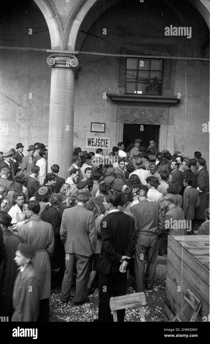 Kraków, 1948-08-17. Wizyta przedstawicieli Œwiatowej Federacji M³odzie¿y Demokratycznej (World Federation of Democratic Youth). NZ. Delegaci przed wejœciem na Zamek Królewski na Wawelu. ka PAP Krakau, 17. August 1948. Besuch von Vertretern der Weltföderation der Demokratischen Jugend. Im Bild: Delegierte am Eingang zum Königsschloss Wawel. ka PAP Stockfoto