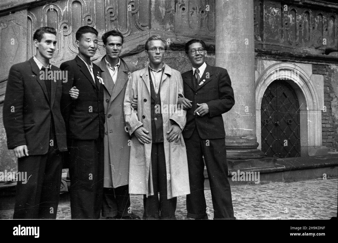 Kraków, 1948-08-17. Wizyta przedstawicieli Œwiatowej Federacji M³odzie¿y Demokratycznej (World Federation of Democratic Youth). NZ. Delegaci na dziedziñcu Zamku Królewskiego na Wawelu. ka PAP Krakau, 17. August 1948. Der Besuch von Vertretern der Weltföderation der Demokratischen Jugend. Im Bild: Die Delegierten im Hof des Königsschlosses Wawel. ka PAP Stockfoto