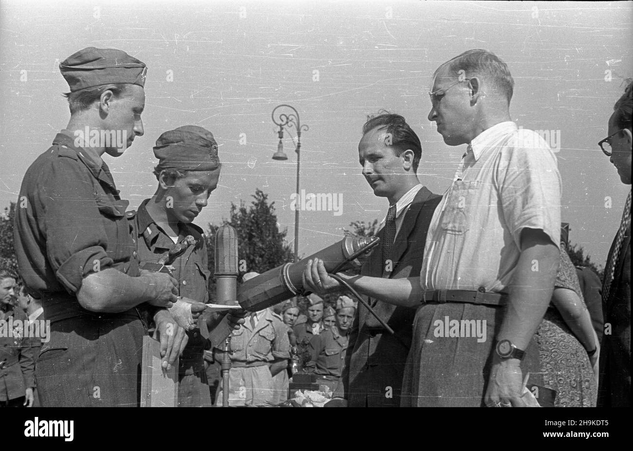 Warszawa, 1948-08-17. Park Traugutta. Obóz II Brygady Powszechnej Organizacji S³u¿BA Polsce. Uroczystoœæ po¿egnania junaków z Norwegii, Danii i Wêgier, którzy pracowali przy odgruzowywaniu stolicy. NZ. wyró¿nienia dla najlepszych junaków. ka PAP Warschau, 17. August 1948. Traugutta Park. Ein Lager der Brigade 2nd des Dienstes der Massenorganisation für Polen. Abschiedszeremonie für Mitglieder der Arbeitsbrigade aus Norwegen, Dänemark und Ungarn, die in Warschau geholfen haben, Trümmer zu entfernen. Im Bild: auszeichnungen für die besten Arbeiter. ka PAP Stockfoto