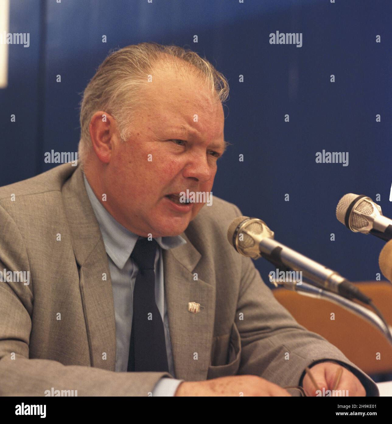 Warszawa 07,1986. X Zjazd Polskiej Zjednoczonej Partii Robotniczej; PZPR (29,06-3,07). Nz. Centrum Prasowe Zjazdu. Redaktor naczelny Trybuny Ludu i rzecznik prasowy zjazdu Jerzy Majka. msa PAP/Maciej Musia³ Dok³adny dzieñ wydarzenia nieustalony. Warschau, Juli 1986. Der Kongress der Vereinigten Polnischen Arbeiterpartei 10th (Juni 29 bis Juli 3). Im Bild: Das Pressezentrum. Chefredakteur der Tageszeitung Trybuna Ludu und Sprecher des Kongresses Jerzy Majka. msa PAP/Maciej Musial Veranstaltungstag unbekannt Stockfoto