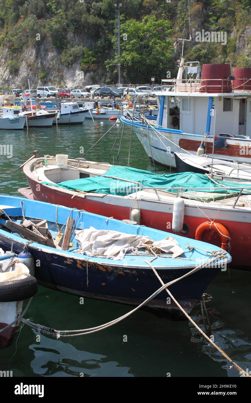 Cetara, Italien - 26. Mai 2018: Fischerboote vertäuten im Hafen von Cetara Stockfoto