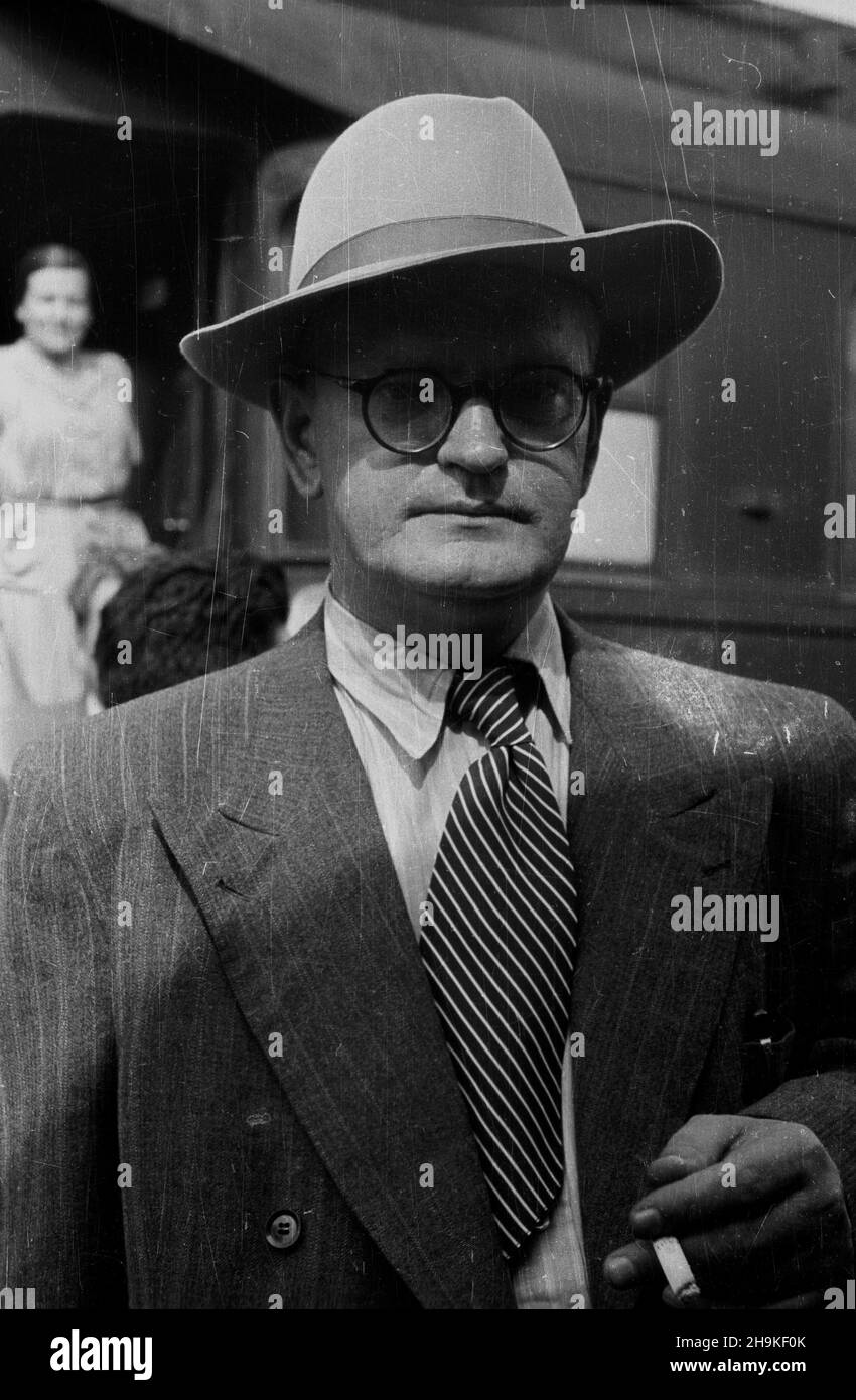 Wroc³aw 1948-08-24. Œwiatowy Kongres Intelektualistów w Obronie Pokoju (25-28 VIII). Przyjazd delegacji radzieckiej na dworzec Wroc³aw G³ówny. NZ. Litewski pisarz Antanas Venclova. ka PAP Breslau, 24. August 1948. Der Weltkongress der Intellektuellen zur Verteidigung des Friedens (Aug 25-28). Ankunft der Delegierten am Bahnhof von Breslau Glowny. Im Bild: Der litauische Schriftsteller Antanas Venclova. ka PAP Stockfoto