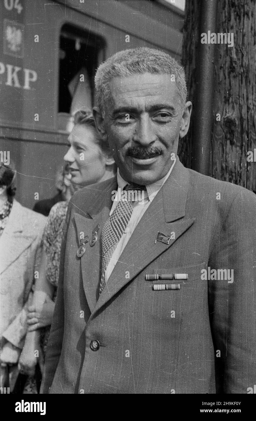 Wroc³aw 1948-08-24. Œwiatowy Kongres Intelektualistów w Obronie Pokoju (25-28 VIII). Przyjazd delegacji radzieckiej na dworzec Wroc³aw G³ówny. NZ. Azerbejd¿añski poeta Samed Wurgun. ka PAP Breslau, 24. August 1948. Der Weltkongress der Intellektuellen zur Verteidigung des Friedens (Aug 25-28). Ankunft der sowjetischen Delegation am Bahnhof von Breslau Glowny. Im Bild: Der aserbaidschanische Dichter Samed Vurgun. ka PAP Stockfoto