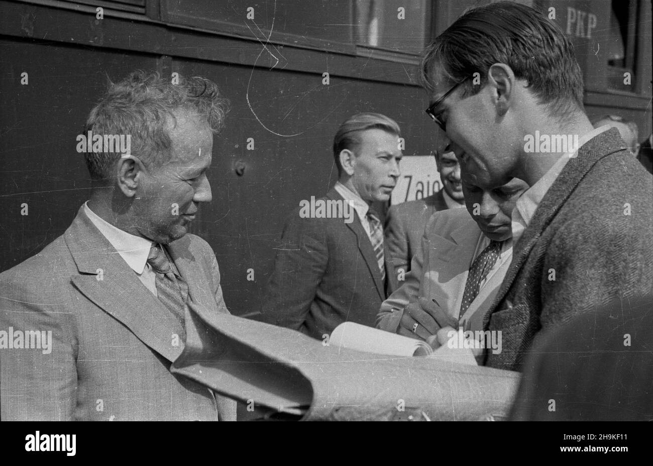 Wroc³aw 1948-08-24. Œwiatowy Kongres Intelektualistów w Obronie Pokoju (25-28 VIII). Przyjazd delegacji radzieckiej na dworzec Wroc³aw G³ówny. NZ. m.in.: radziecki pisarz Michai³ Szo³ochow (1L), dziennikarz Bohdan Tomaszewski (1P). ka PAP Breslau, 24. August 1948. Der Weltkongress der Intellektuellen zur Verteidigung des Friedens (Aug 25-28). Ankunft der sowjetischen Delegation am Bahnhof von Breslau Glowny. Im Bild: Der sowjetische Schriftsteller Michail Sholokhov (1st links), der Journalist Bohdan Tomaszewski (1st rechts). ka PAP Stockfoto