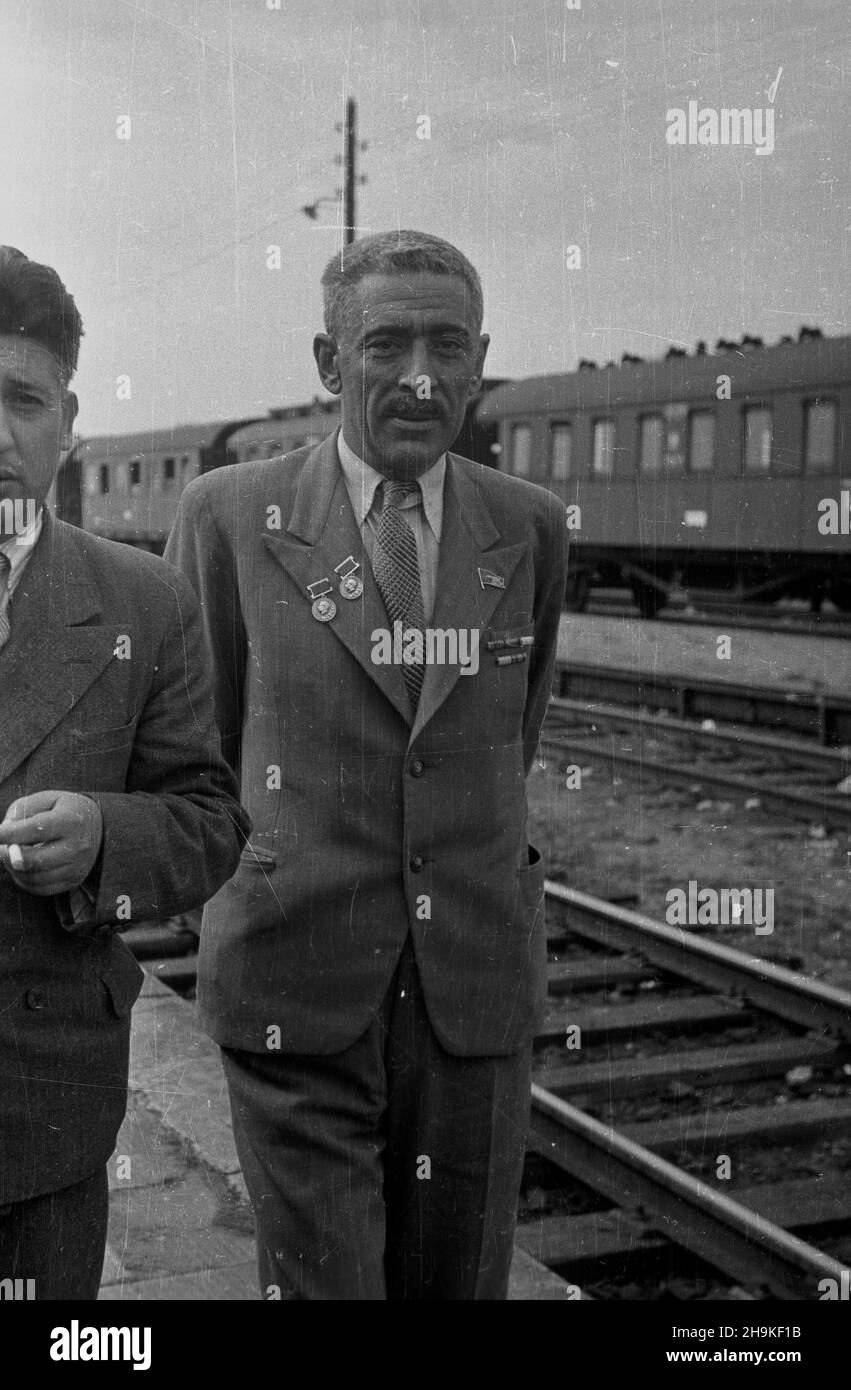 Wroc³aw 1948-08-24. Œwiatowy Kongres Intelektualistów w Obronie Pokoju (25-28 VIII). Przyjazd delegacji radzieckiej na dworzec Wroc³aw G³ówny. NZ. Azerbejd¿añski poeta Samed Wurgun. ka PAP Breslau, 24. August 1948. Der Weltkongress der Intellektuellen zur Verteidigung des Friedens (Aug 25-28). Ankunft der sowjetischen Delegation am Bahnhof von Breslau Glowny. Im Bild: Der aserbaidschanische Dichter Samed Vurgun. ka PAP Stockfoto