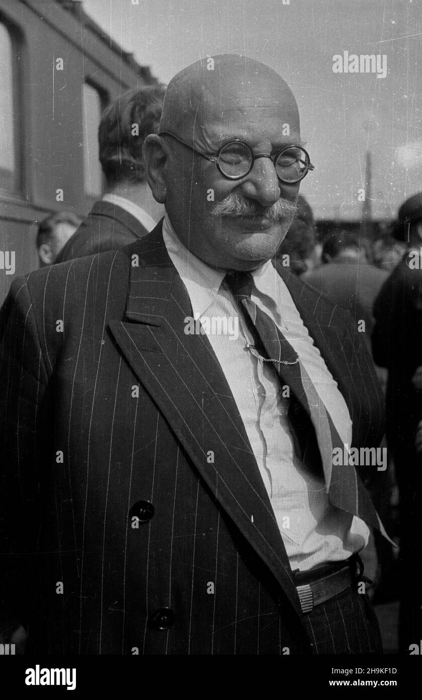 Wroc³aw 1948-08-24. Œwiatowy Kongres Intelektualistów w Obronie Pokoju (25-28 VIII). Przyjazd delegacji radzieckiej na dworzec Wroc³aw G³ówny. NZ. Radziecki publicysta i dziennikarz Dawid Zas³awski. ka PAP Breslau, 24. August 1948. Der Weltkongress der Intellektuellen zur Verteidigung des Friedens (Aug 25-28). Ankunft der sowjetischen Delegation am Bahnhof von Breslau Glowny. Im Bild: Sowjetischer Kolumnist und Journalist David Zaslavski. ka PAP Stockfoto