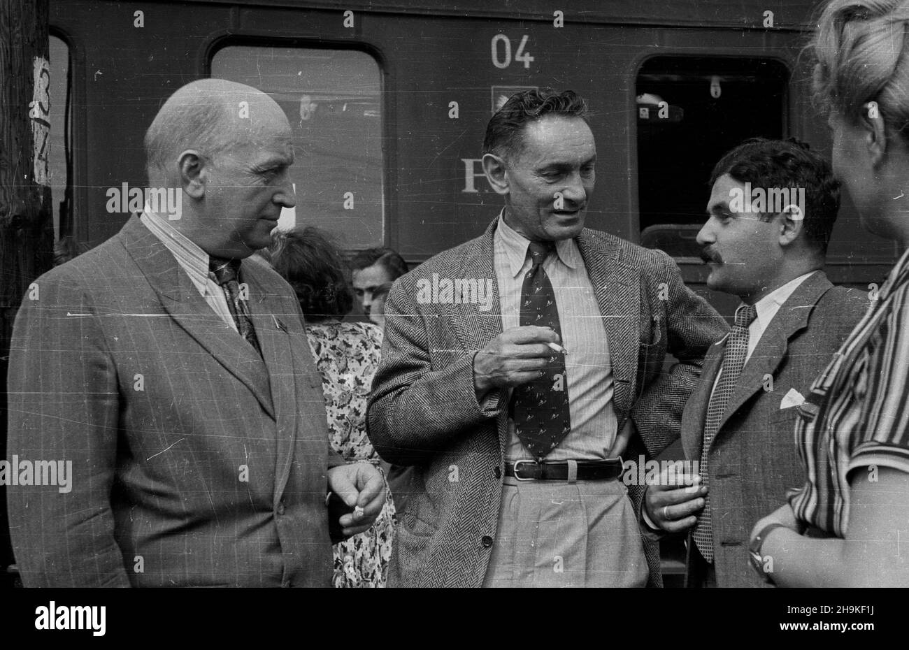 Wroc³aw 1948-08-24. Œwiatowy Kongres Intelektualistów w Obronie Pokoju (25-28 VIII). Przyjazd delegatów na dworzec Wroc³aw G³ówny. NZ. m.in. Radzieccy re¿yserzy filmowi Michai³ Cziaureli (1L) i Wsiewo³od Pudowkin (2L). ka PAP Breslau, 24. August 1948. Der Weltkongress der Intellektuellen zur Verteidigung des Friedens (Aug 25-28). Ankunft der Delegierten am Bahnhof von Breslau Glowny. Im Bild: Die sowjetischen Filmregisseure Micheil Chiaureli (1st links) und Wsewolod Pudowkin. (2nd links). ka PAP Stockfoto