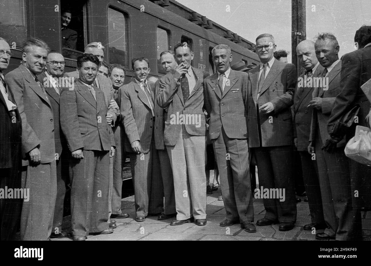 Wroc³aw 1948-08-24. Œwiatowy Kongres Intelektualistów w Obronie Pokoju (25-28 VIII). Przyjazd delegacji radzieckiej na dworzec Wroc³aw G³ówny. NZ. od prawej: jêzykoznawca Iwan Mieszczaninow, pisarz Ilja Erenburg, Profesor Aleksander Pa³³adin, pisarz Zade Tursun, pisarz Aleksander Fadiejew, Malarz Aleksander Gierasimow, Dramaturg Aleksander Korniejczuk, Profesor Iwan Bardin, azerbejd¿añski poeta Samed Wurgun, litewski pisarz Antanas Venclova, re¿yser Michai³ Cziaureli oraz pisarz Michai³ Szo³ochow. ka PAP Breslau, 24. August 1948. Der Weltkongress der Intellektuellen zur Verteidigung des Friedens (Aug Stockfoto