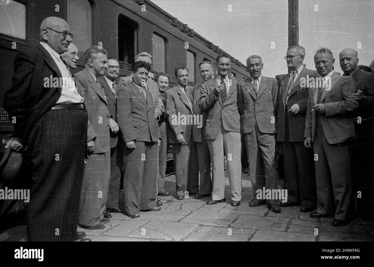 Wroc³aw 1948-08-24. Œwiatowy Kongres Intelektualistów w Obronie Pokoju (25-28 VIII). Przyjazd delegacji radzieckiej na dworzec Wroc³aw G³ówny. NZ. od prawej: Publicysta i dziennikarz Dawid Zas³awski, profesor jêzykoznawca Iwan Mieszczaninow, pisarz Ilja Erenburg, profesor Aleksander Pa³³adin, pisarz Zade Tursun, pisarz Aleksander Fadiejew, Malarz Aleksander Gierasimow, Dramaturg Aleksander Korniejczuk, Profesor Iwan Bardin, azerbejd¿añski poeta Samed Wurgun, litewski pisarz Antanas Venclova, pisarz Michai³ Szo³ochow oraz re¿yser Michai³ Cziaureli. ka PAP Breslau, 24. August 1948. Die Welt Stockfoto
