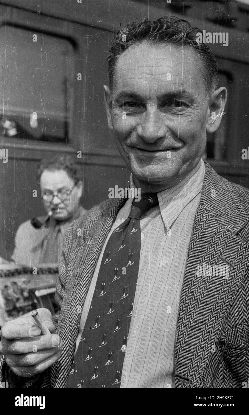 Wroc³aw 1948-08-24. Œwiatowy Kongres Intelektualistów w Obronie Pokoju (25-28 VIII). Przyjazd delegatów na dworzec Wroc³aw G³ówny. NZ. Radziecki re¿yser filmowy Wsiewo³od Pudowkin. ka PAP Breslau, 24. August 1948. Der Weltkongress der Intellektuellen zur Verteidigung des Friedens (Aug 25-28). Ankunft der Delegierten am Bahnhof von Breslau Glowny. Im Bild: Sowjetischer Filmregisseur Wsewolod Pudowkin. ka PAP Stockfoto