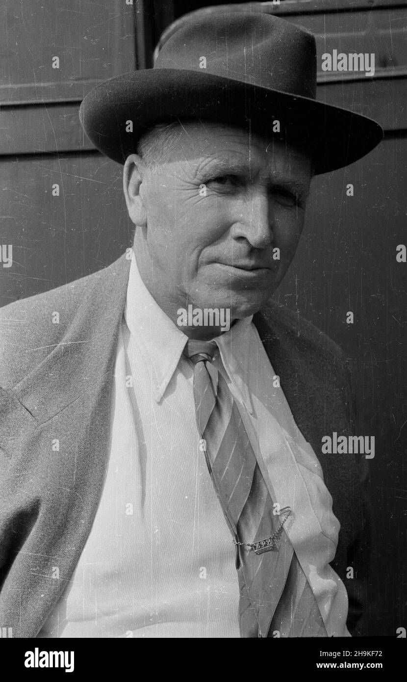 Wroc³aw 1948-08-24. Œwiatowy Kongres Intelektualistów w Obronie Pokoju (25-28 VIII). Przyjazd delegatów na dworzec Wroc³aw G³ówny. NZ. Radziecki metalurg Iwan Bardin cz³onek Akademii Nauk ZSRR. ka PAP Breslau, 24. August 1948. Der Weltkongress der Intellektuellen zur Verteidigung des Friedens (Aug 25-28). Ankunft der Delegierten am Bahnhof von Breslau Glowny. Bild: Sowjetischer Hüttenarbeiter Ivan Bardin, Mitglied der Akademie der Wissenschaften der Union der Sozialistischen Sowjetrepubliken. ka PAP Stockfoto